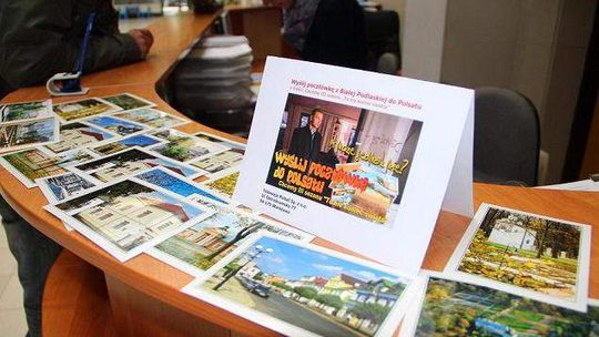 Biała Podlaska walczy o serial "To nie koniec świata". Urząd rozdaje pocztówki