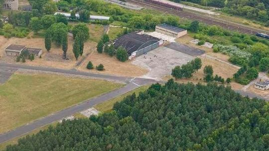 Biała Podlaska. Wielka rozbiórka na lotnisku, będą budować drogi