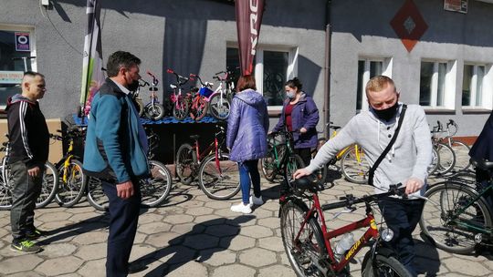 Biała Podlaska: Właściciel sklepu rowerowego zbierał stare rowery. Właśnie je oddał
