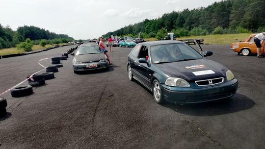 Biała Podlaska: Wojsko na lotnisku i kierowcy nie mają gdzie "wpadać w poślizg"