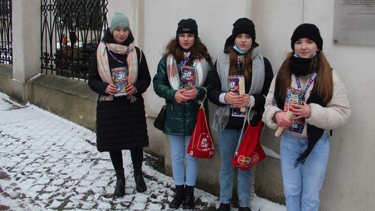 Biała Podlaska. Wolontariusze WOŚP kwestują pomimo śnieżycy [zdjęcia]