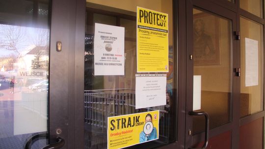 Biała Podlaska: Wszystkie szkoły strajkują. "Część uczniów poszło do kina i na rekolekcje"