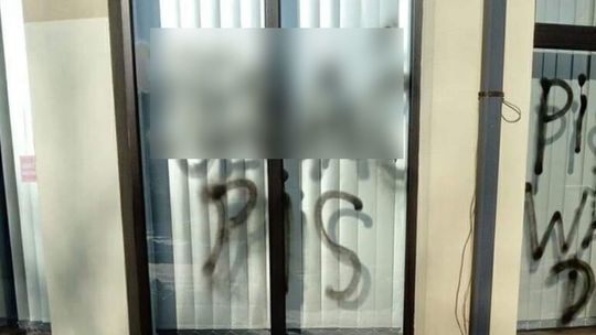 Biała Podlaska: Wulgarne napisy na oknach. Kto zdewastował biuro PiS?