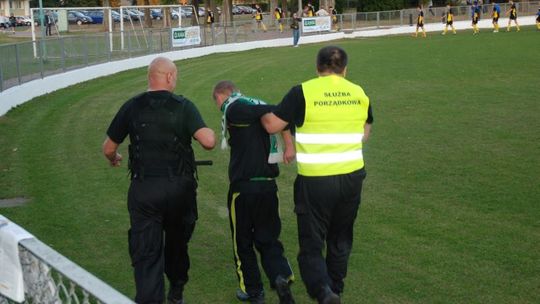 Biała Podlaska: Zamaskowani szalikami kibice wtargnęli na murawę