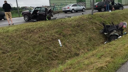 Biała Podlaska: Zderzenie trzech samochodów. Audi rozerwane na pół 