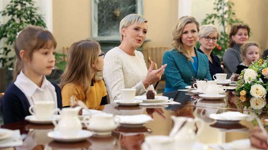 Biała Pozytywka u Pierwszej Damy