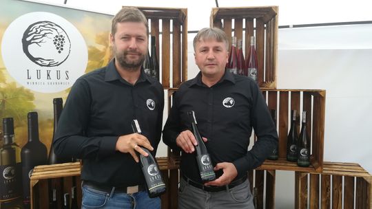 Białe i czerwone, wytrawne i półwytrawne a teraz różowe. Bracia winiarze z Roztocza