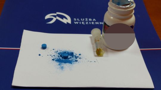 Białe i niebieskie tabletki w więzieniu w Chełmie. Miały być lekarstwa, a były narkotyki.