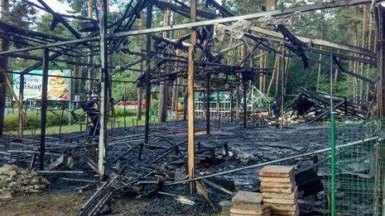 Białka: Pożar i wybuch butli gazowych w restauracji nad jeziorem. 22-latek ranny