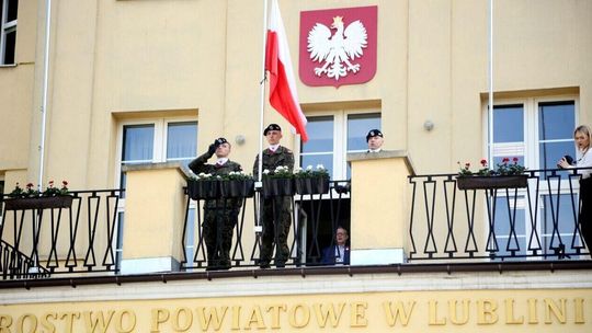 Biało-czerwona dumnie powiewa na wietrze