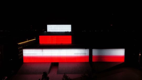 Biało-czerwone barwy na fasadzie CSK