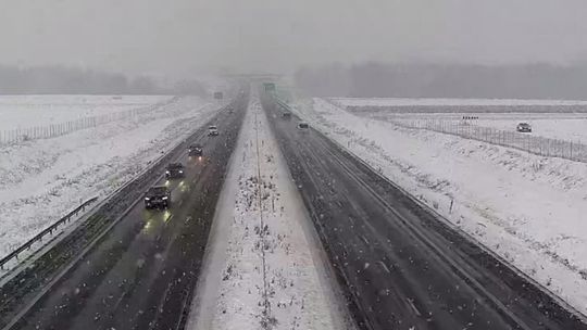 Biało na trawnikach i chodnikach, a ulice czarne