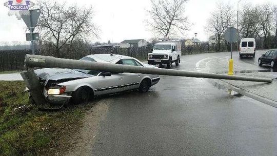 Białorusin jechał za szybko, rozbił auto na latarni
