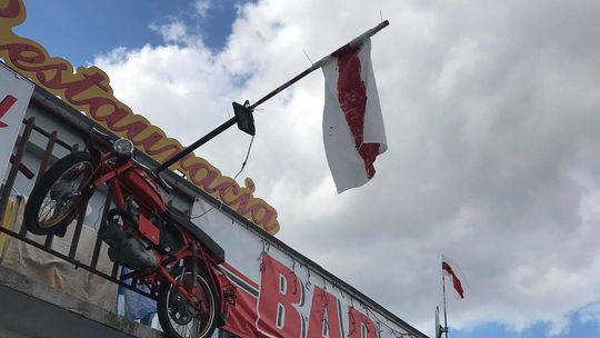 Białorusini uciekli przed represjami. W Białej Podlaskiej komuś nie spodobały się ich flagi