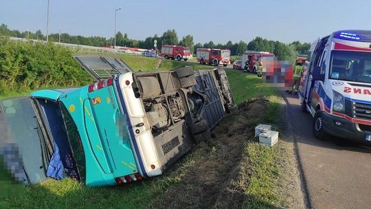 Białoruski autokar zjechał do rowu. W środku 49 pasażerów 