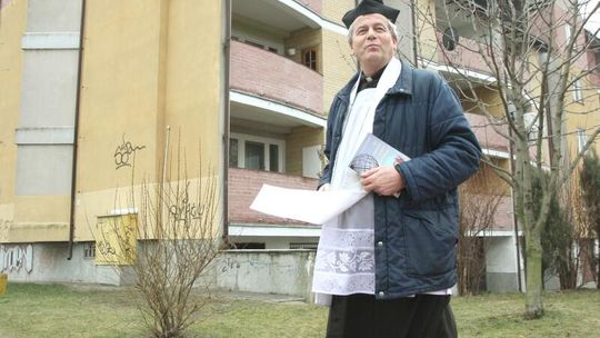 \"Biały obrus, wyłączona telewizja\". Wierni dostali instrukcje, jak przyjąć księdza