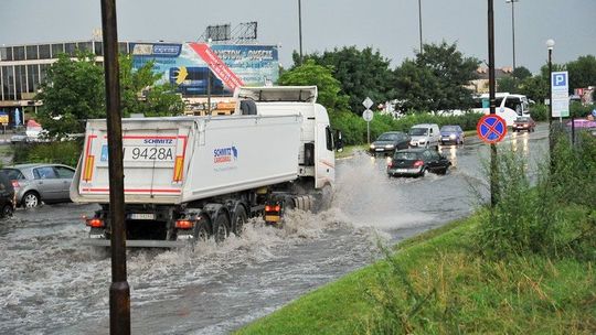 Białystok: Miasto zalane po burzy z gradobiciem (zdjęcia, wideo) 