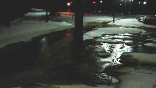 Białystok: Woda z pękniętej rury ciekła z latarni (wideo)
