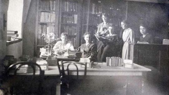 Biblioteka starsza niż uczelnia. Pani Emilia i jej świat