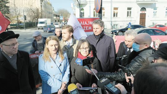 Bibliotekarka przyszła do szkoły bez maseczki. Od miesięcy nie pracuje, grozi jej zwolnienie