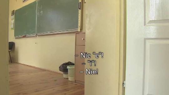 Bicie, szarpanie, zaklejanie ust. Zarzuty dla nauczycielki