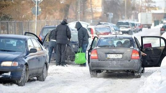 Biedni? Taksówkami i własnymi autami po paczki dla ubogich (foto, wideo)