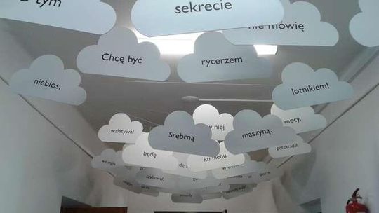 Biega się po wierszach, korytarz tonie w chmurach. Zobacz, jak się zmieniła szkoła na Czwartku