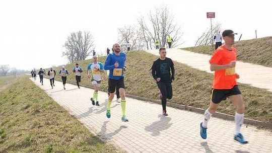 Biegacze z Puław pomogą w budowie szkoły w afrykańskiej wiosce