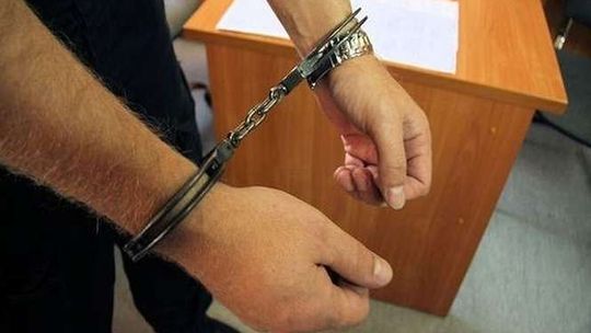 Biegał po domu z nożem i groził byłej żonie. Rzucił się z pięściami na policjantów