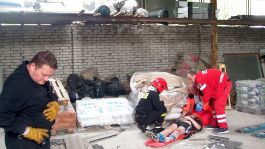 Biegał z kolegami po dachu, który się załamał