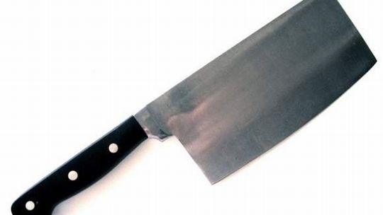 Biegał z tasakiem i straszył ludzi. Uszkodził samochód