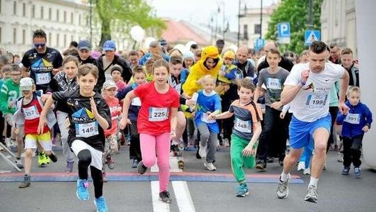 Biegnie mama, tata, wszyscy. Wielki bieg rodzinny