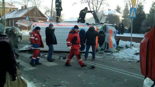Bielsk Podlaski: Wypadek karetki, reanimowany pacjent zmarł (zdjęcia)