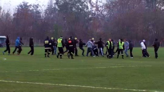 Bijatyka na meczu w Dęblinie. Uciekając potrącili samochodem policjanta (wideo)