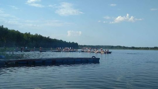 Bijatyka nad jeziorem Piaseczno. Jeden z uczestników będzie miał duży problem