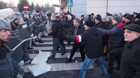Bijatyka z ZOMO przed bramą PZL-Świdnik. Tak było w czasach PRL (wideo, zdjęcia)