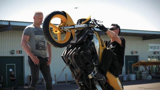 Bije kolejne rekordy, ale motocykl to za mało