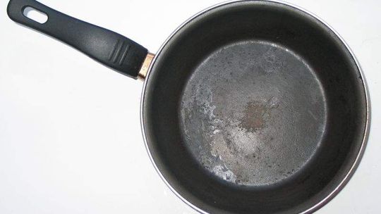 Bił patelnią, nożem rozciął twarz. Bo nie dostał 10 zł na wino