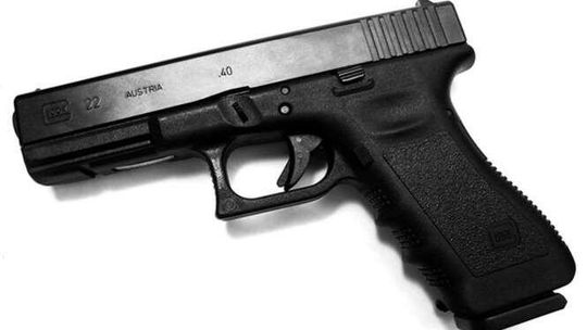 Bił żonę i groził jej bronią 