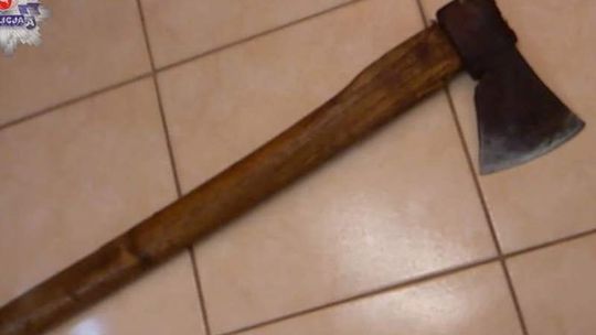 Bił żonę i groził, że odrąbie jej głowę siekierą