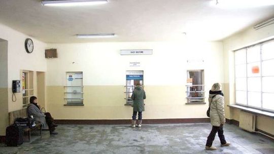 Biletów na dworcu kolejowym w Puławach już nie kupisz