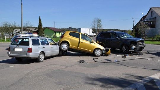 Biłgoraj: Domino na skrzyżowaniu. Zderzyły się toyota, volvo i volkswagen