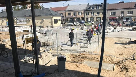 Biłgoraj. Kolejka po bezpłatne maseczki. Kolejna partia zostanie rozdana po świętach 