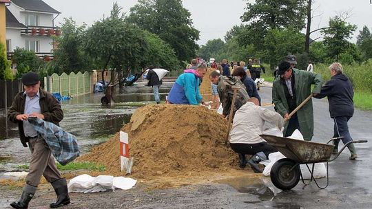 Biłgoraj pod wodą: Strażacy ewakuują ludzi (zdjęcia)