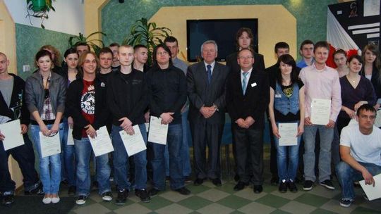 Biłgoraj: Uczniowie RCEZ odebrali stypendia od starosty