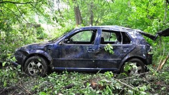 Biłgoraj: Vw pełen ludzi dachował w rowie
