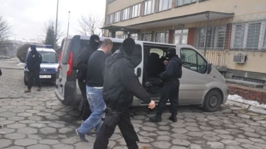 Bili i kopali kobiety, bo chcieli pieniędzy. Wpadł jeden z nich