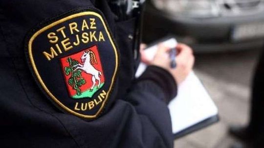 Bili kierowcę i wyciągali z auta? Strażnicy miejscy znów na ławie oskarżonych