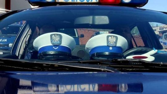 Bili, kopali go i skakali po nim. 25-latek trafił do szpitala