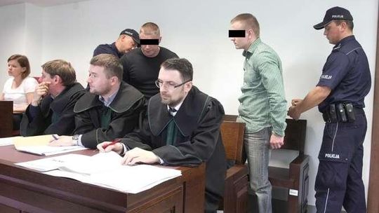 Bili, straszyli, kazali mu pływać w lodowatej wodzie. Poszło o pieniądze